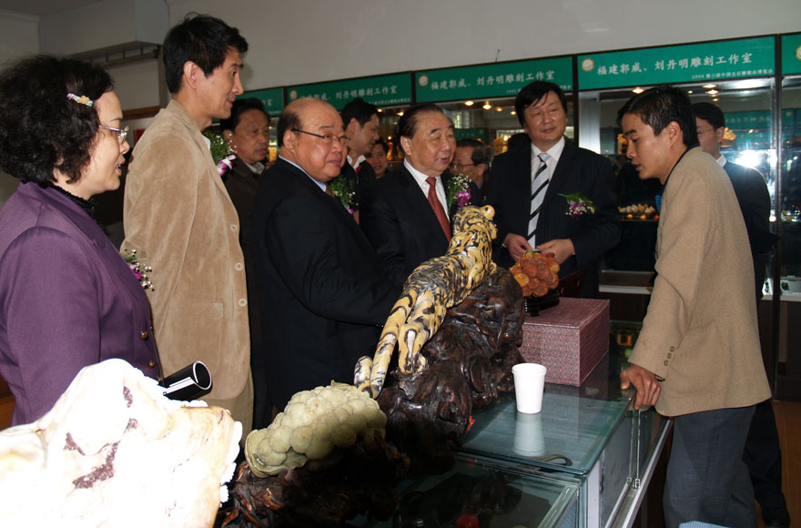 中國(guó)工藝美術(shù)協(xié)會(huì)執(zhí)行理事長(zhǎng)蔣仲平來(lái)廠視察