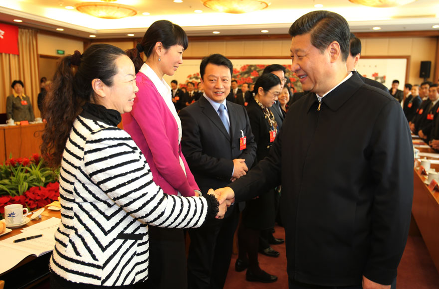 中共中央總書記習(xí)近平親切會(huì)見(jiàn)十八大黨代表?yè)P(yáng)州玉器廠職工時(shí)慶梅